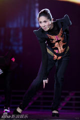 组图：周笔畅韩庚献唱深圳跨年 全场祝福Selina