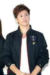 高清组图：李圣杰许玮宁合作拍照 为体育用品站台