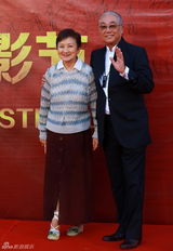 组图： 赵本山师徒压轴长影节 倪妮蓝裙优雅显大气