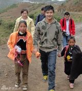 幻灯：田亮四川慰问贫困儿童 雷锋叔叔受孩子欢迎