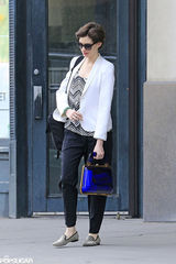 组图：安妮-海瑟薇携夫现身机场黑白搭配显干练