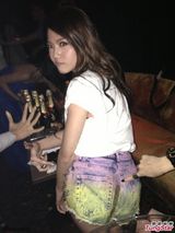 组图：周秀娜剧组庆生 掀蛋糕大战