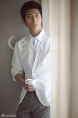 组图：窦骁写真登时尚杂志 安静淡然显忧郁气质