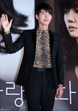 组图：玄彬林秀晶亲密携手宣传新片《爱，不爱》