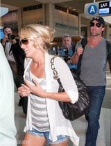 幻灯图集：凯莉-安德伍德新婚度蜜月 幸福洋溢