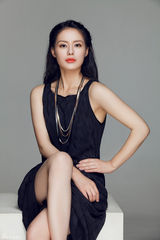 组图：王力可性感俏皮照曝光 上演冰火对决