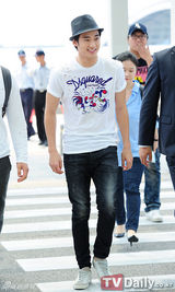 组图：韩星金秀贤亮相机场赴伦敦为朴泰恒助威