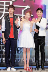 组图：池贤宇刘仁娜亮相《仁显王后的男人》发布会