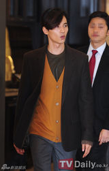 组图：韩星元斌粉丝签名会休闲风亮相 展熟男气质