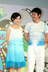 幻灯图：陆毅鲍蕾为儿童店揭幕 情侣装甜蜜恩爱