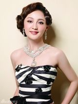 组图：姚笛拍珠宝大片 甜美优雅精致闪耀