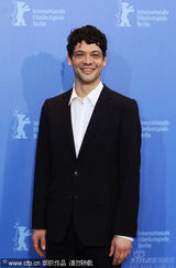 幻灯图集：《沙哈达》主创拍照“不老实”大展童趣 