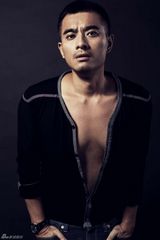 组图：陈龙拍写真晒肌肉 身形魁梧不减武松风采