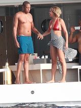 组图：碧昂斯游艇庆32岁生日 与老公跳水high翻