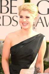 高清图：凯莉-奥斯本礼服亮相香肩柔媚