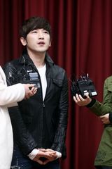 组图：韩国神话组合成员李珉宇结束兵役与粉丝见面