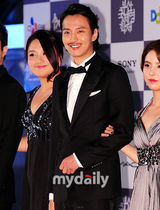 组图：金南佶走红毯黑装英挺小胡子帅气