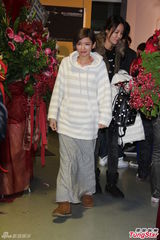 组图：孙燕姿橙发亮眼披黄金甲 许美静助阵