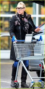 组图：凯特温斯莱特秘婚后现身 婚戒闪耀