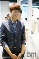 组图：尹施允李玹雨等众韩星为潮牌店站台