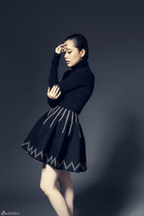 组图：海清暗色系御姐封面 眼神忧郁神秘气质