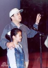 组图：黄宏女儿近照曝光 与水均益女儿是同学