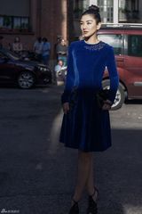 组图：黄奕蓝丝绒裙复古首秀米兰