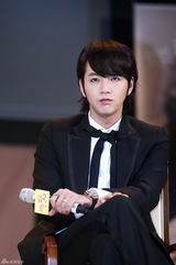 高清组图：金荷娜宣传《宠物》 张根硕送飞吻抛媚眼