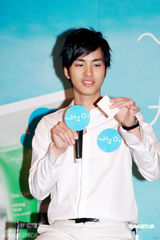 幻灯图：李小璐性感亮相 为代言品站台捞金