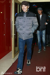 组图：崔智友牵“女儿”现身《保姆》收官活动