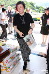 幻灯图集：肥肥沈殿霞生忌 好友陈淑芬等拜祭