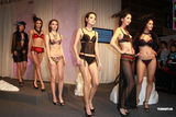 组图：香港时装节开幕 泳衣秀吸引大批宅男