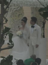 组图：大S纯白婚纱牵手新郎汪小菲出场 甜蜜拥吻