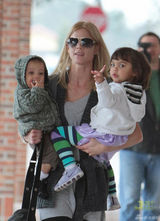 幻灯图：虎嫂艾琳频遭媒体追访 当好妈妈照顾子女