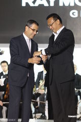 组图：姜文对妻子呵护有加 周韵与男模热聊晾老公