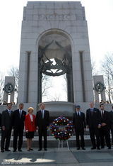 幻灯图：斯皮尔伯格汉克斯同二战老兵出席纪念仪式