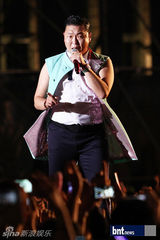 组图：PSY首尔开唱 神曲《江南Style》引爆现场