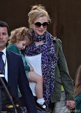 组图：妮可携女现身机场 小女儿长相甜美似妈妈