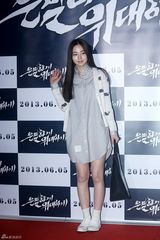 组图：裴勇俊捧场韩片首映 金贤重宋仲基齐亮相