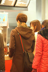 组图：江铠同韩承羽京城雪夜挤地铁