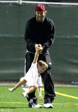 组图：贝克汉姆助阵儿子比赛 球场打闹大展父爱