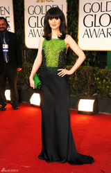 高清图：金球奖红毯佐伊-丹斯切尔绿色礼服亮相