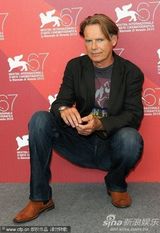 高清：《米克的近路》发布 男星格林伍德“蹲墙角”