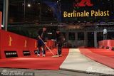 高清组图：柏林电影宫外忙碌不停 工作人员紧张布置