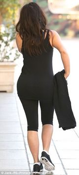 组图：卡戴珊外出锻炼 双峰呼之欲出大秀事业线