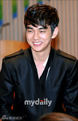 组图：SBS《武士白东秀》发布 俞承浩现身笑容亲切