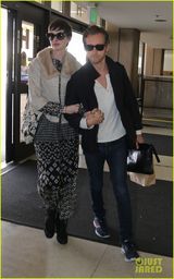 组图：安妮海瑟薇蜜月后现身机场 紧贴老公秀恩爱