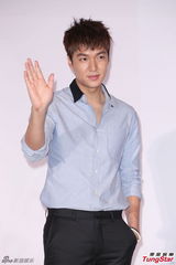 组图：李敏镐穿衬衫帅气亮相 台上憨笑吐舌卖萌