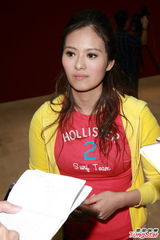 组图：TVB女星做节目大抱活蛇 苟芸慧强忍恐惧