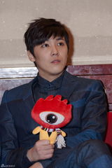 高清图：FT洪基上海开唱很受伤 赞金宇彬帅气